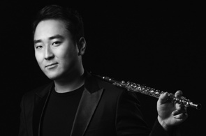 Sunghyun Cho with flute over shoulder